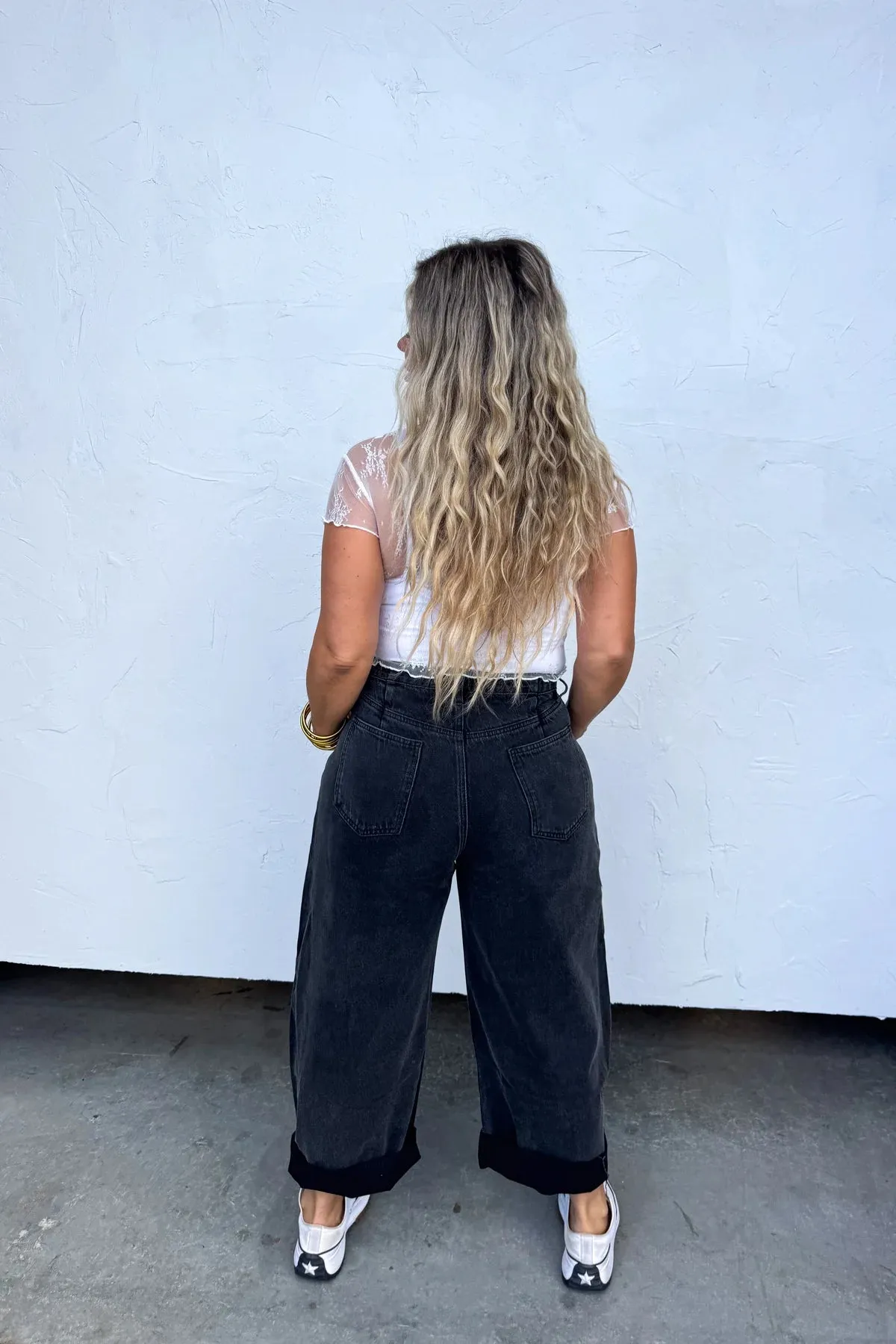 BLACK BARREL JEANS
