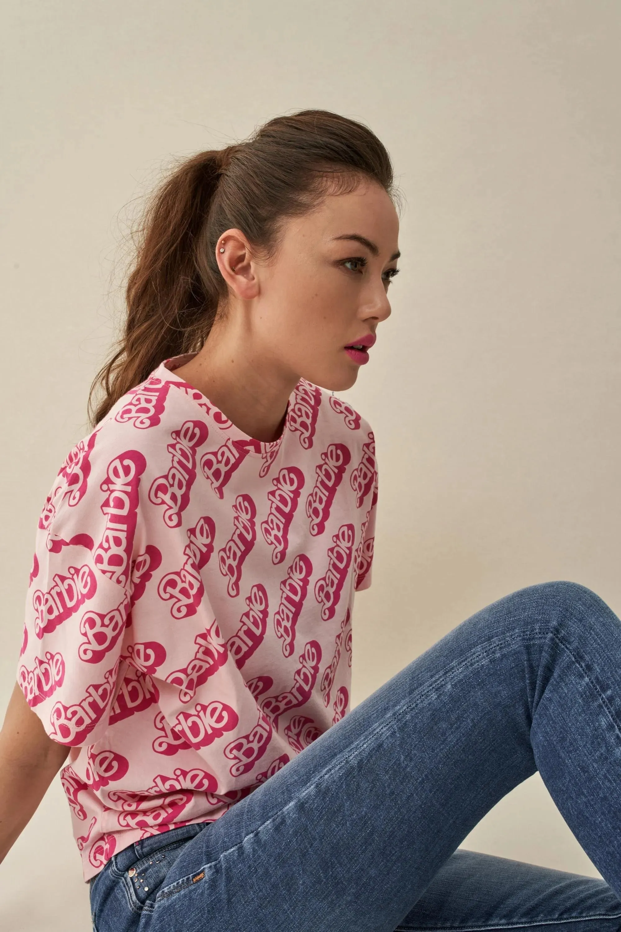 CAMISETA BARBIE CON PRINT ALLOVER