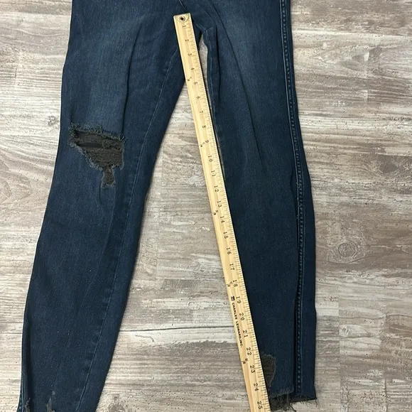 Good American jeans size 2. Good curve skinny.