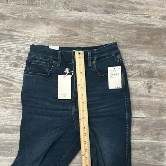 Good American jeans size 2. Good curve skinny.