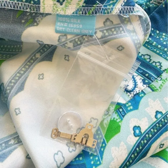 J. McLAUGHLIN Silk Blue Moroccan Paisley Print Shorts Size 10 in Blue and Green