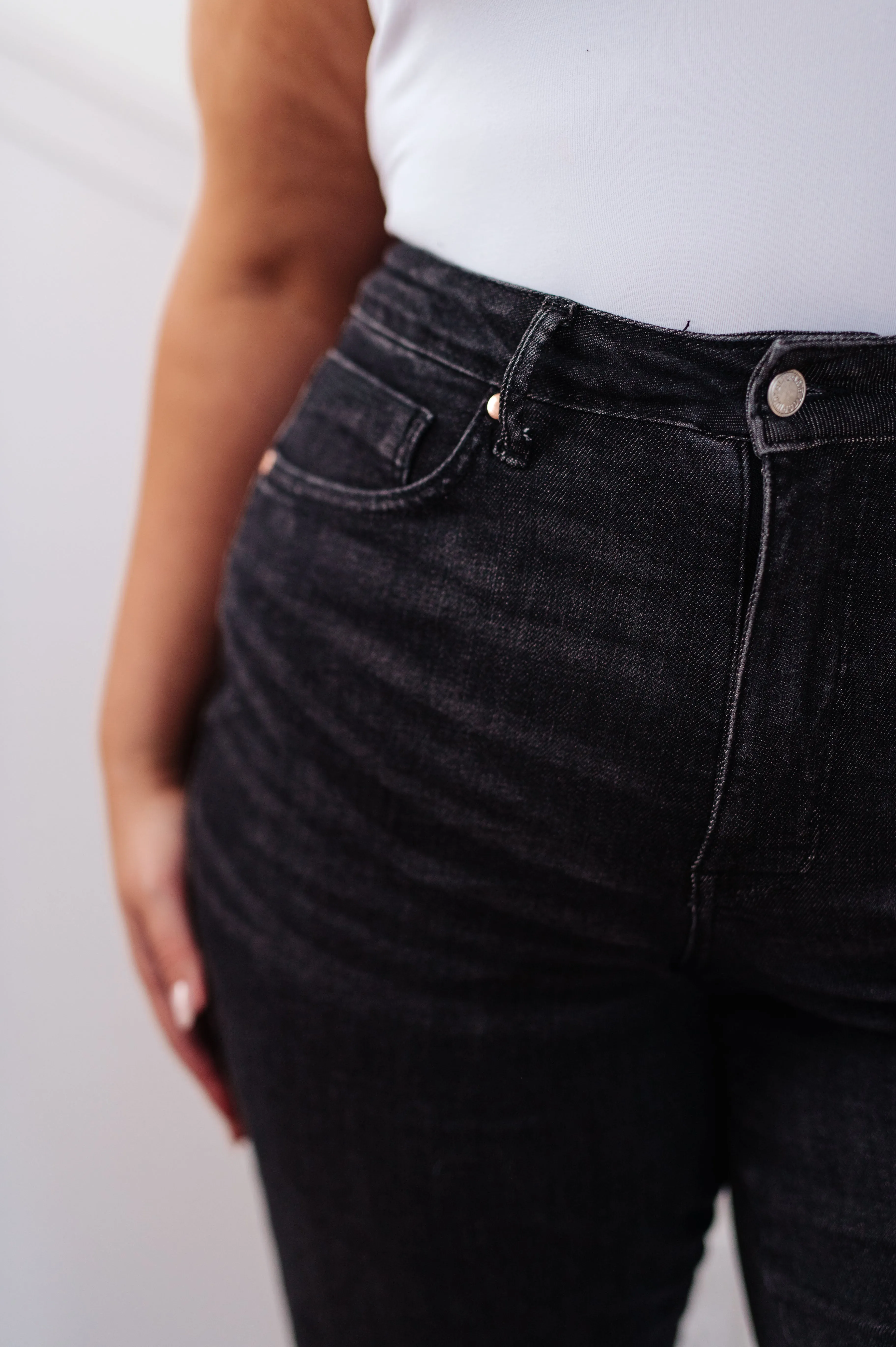 JUDY BLUE Joan High Rise Control Top Straight Jeans in Washed Black