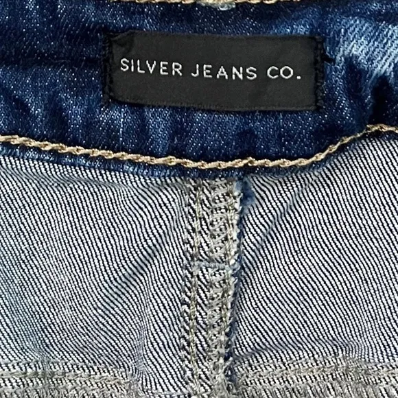 NWT Silver Jeans Elyse Mid Rise Curvy Fit Distresses Bermuda Short Indigo