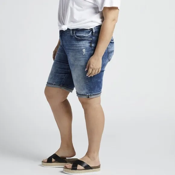 NWT Silver Jeans Elyse Mid Rise Curvy Fit Distresses Bermuda Short Indigo