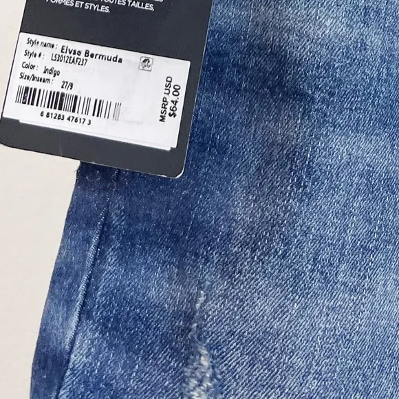 NWT Silver Jeans Elyse Mid Rise Curvy Fit Distresses Bermuda Short Indigo
