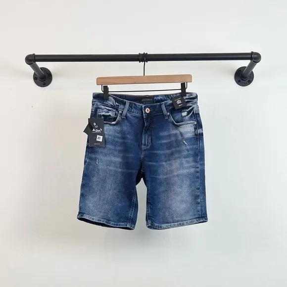 NWT Silver Jeans Elyse Mid Rise Curvy Fit Distresses Bermuda Short Indigo