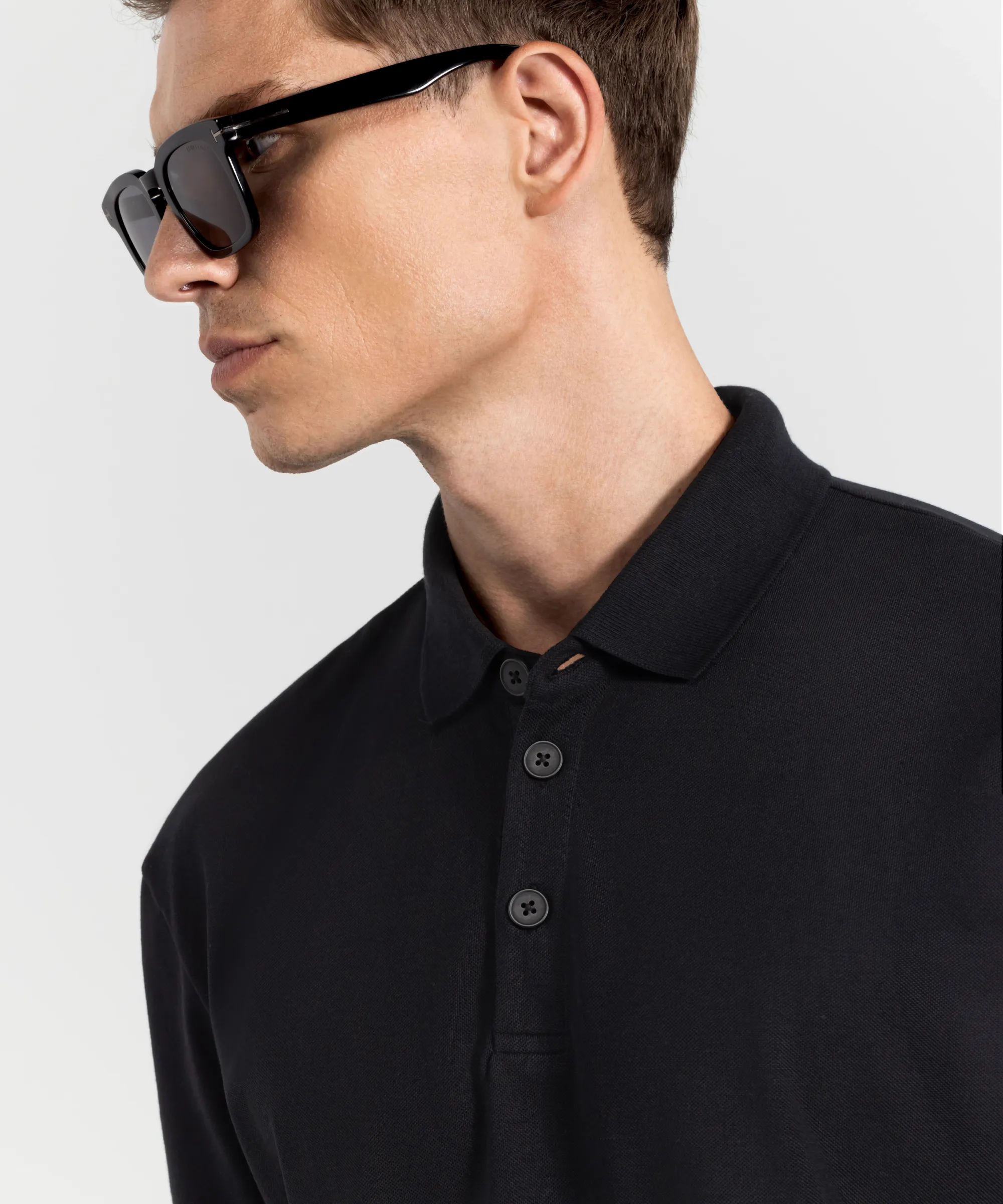 PO 01 Essence Black