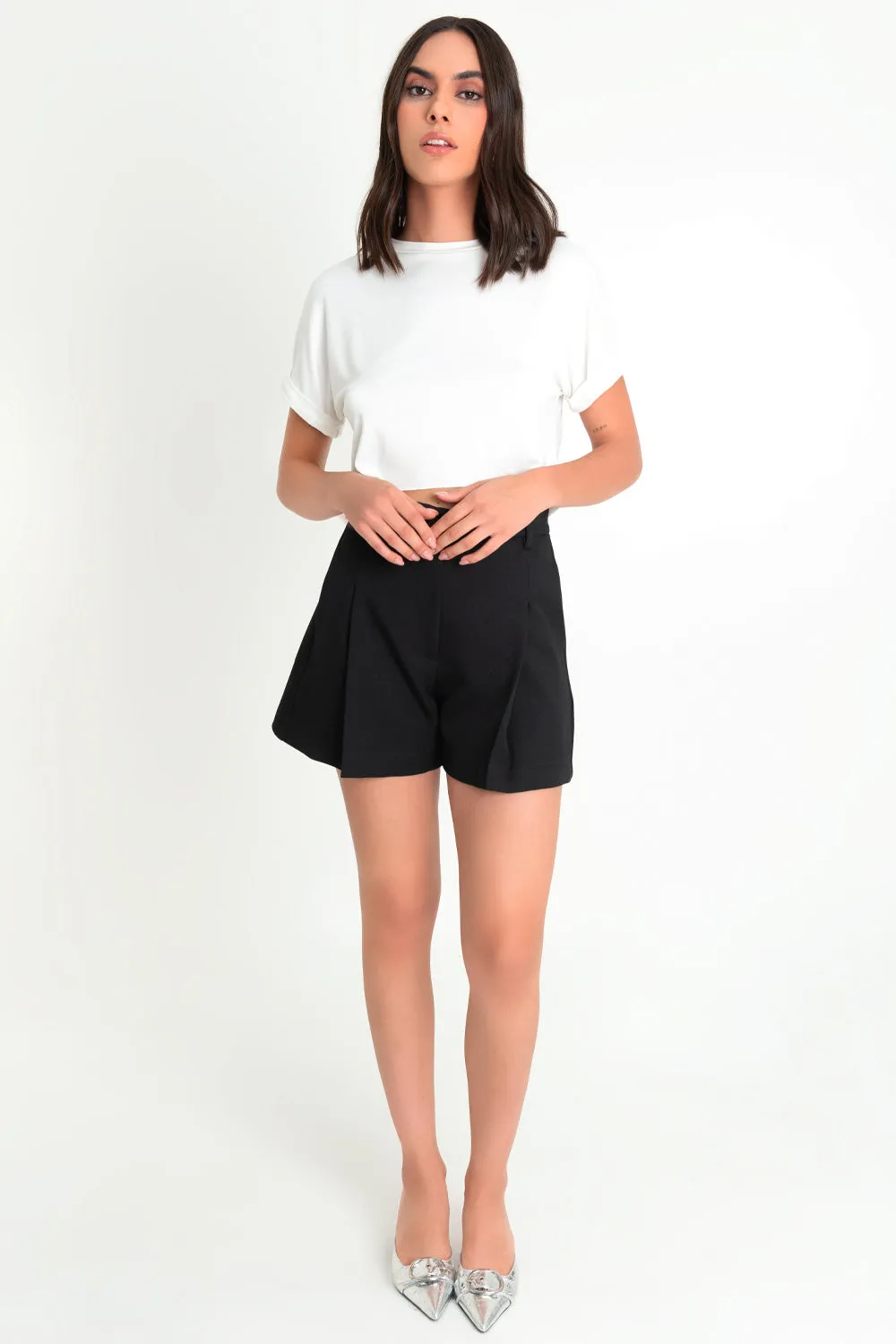 Short corto fit recto de pinzas frontales